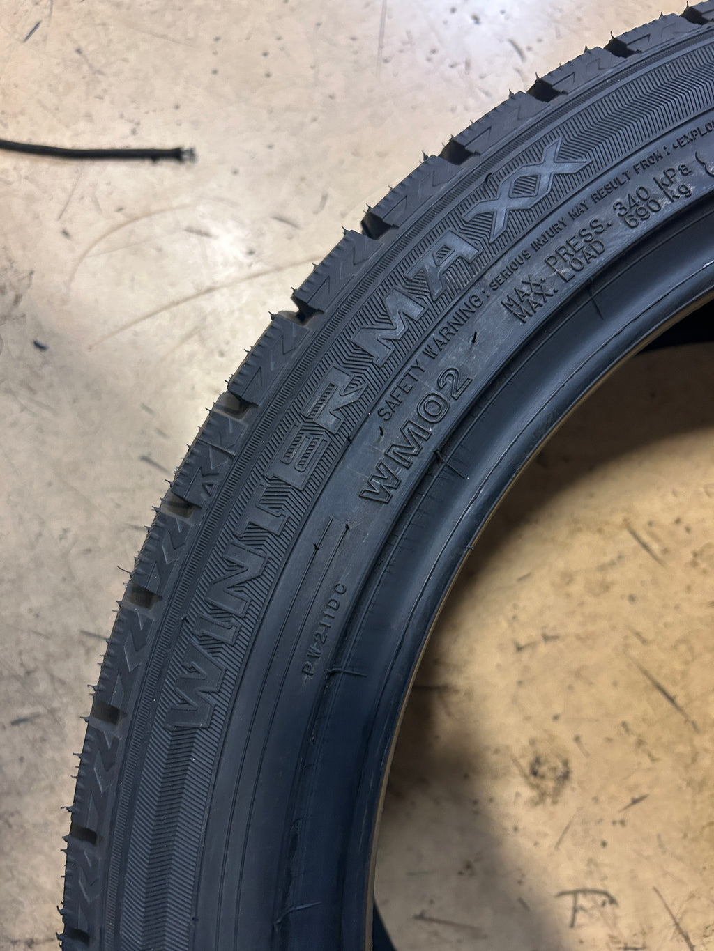 NOS DUNLOP WINTER MAXX 2 BSW P 225 45 18 95T XL WINTER TIRE 266016636