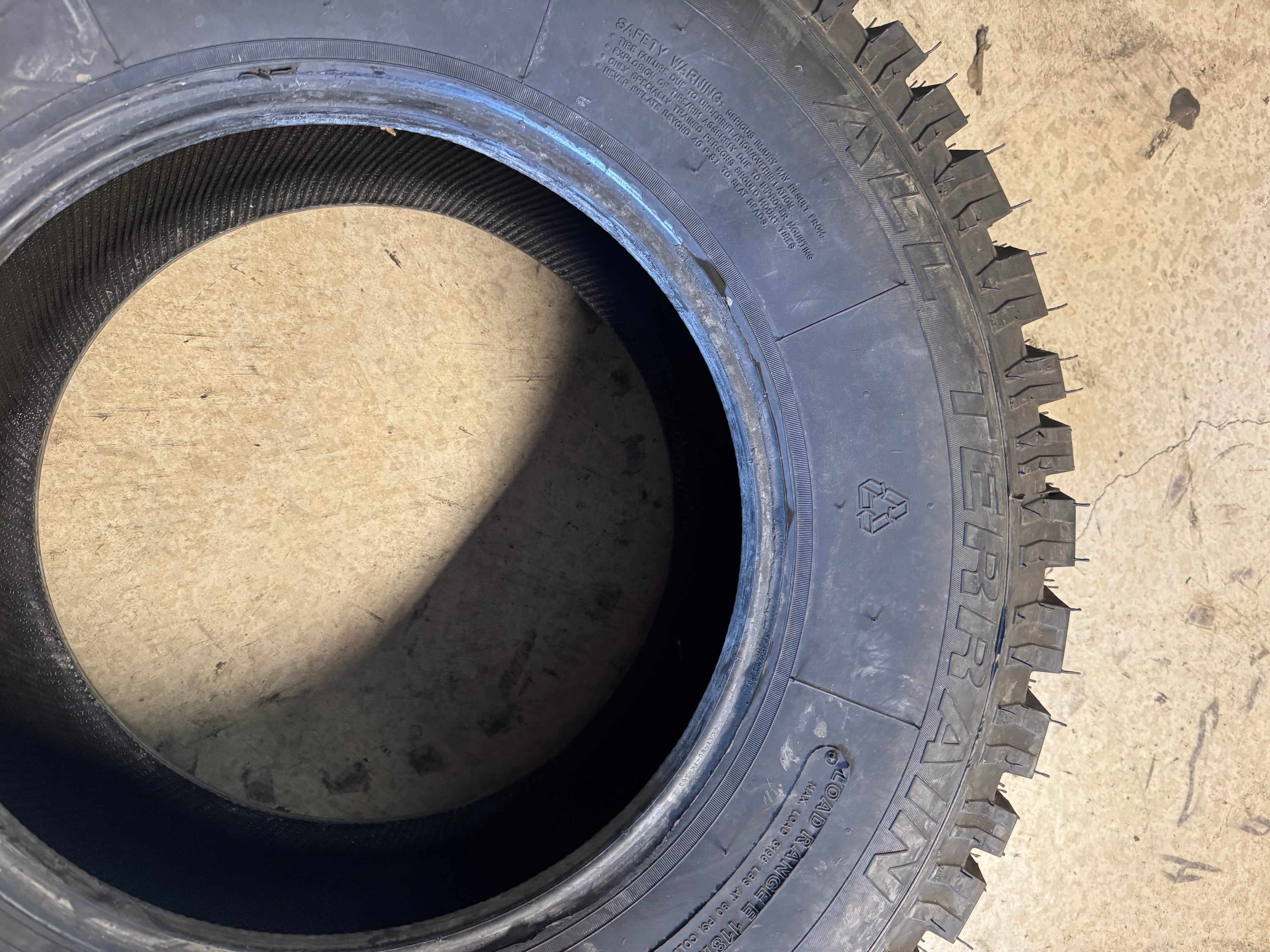 NOS TREADWRIGHT ALL TERRAIN WARDEN BSW LT 285 70 17 118R 10PLY TIRE TATW2857017