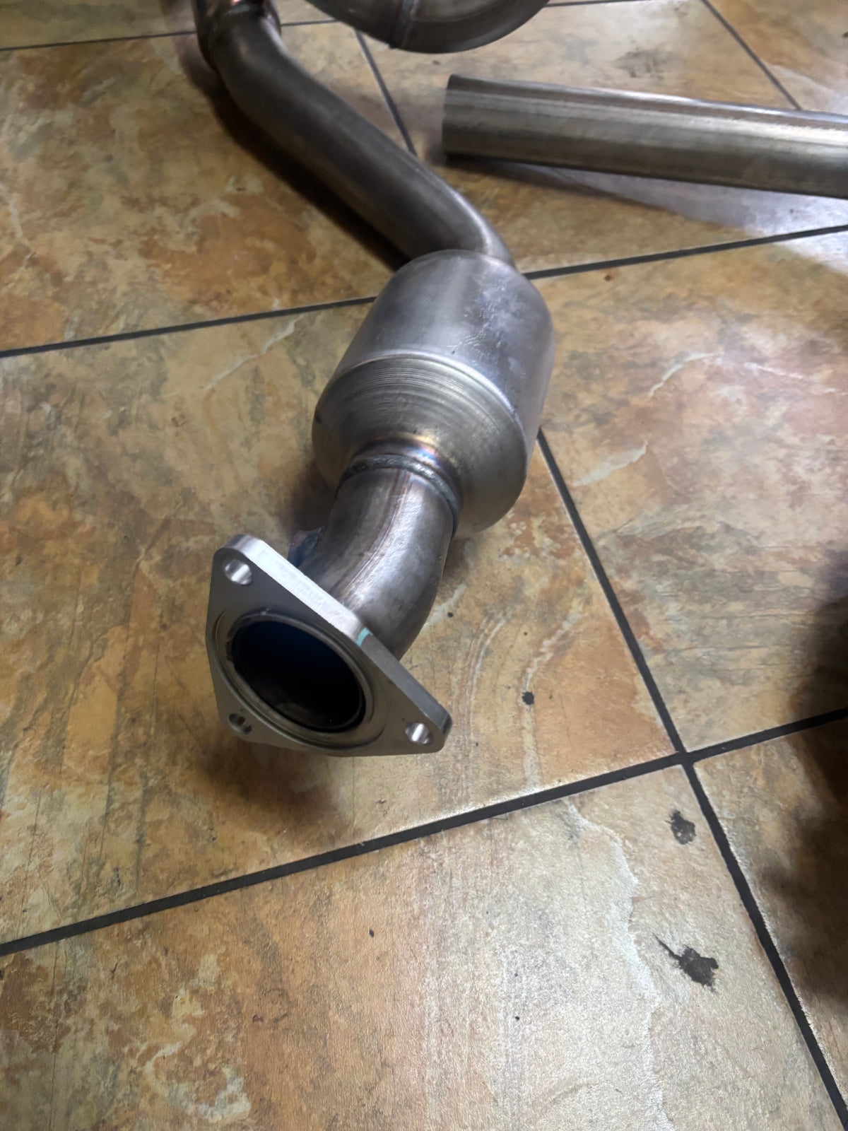 MAGNAFLOW DIRECT-FIT CATALYTIC CONVERTER FOR GMC CHEVY 16-20 52642