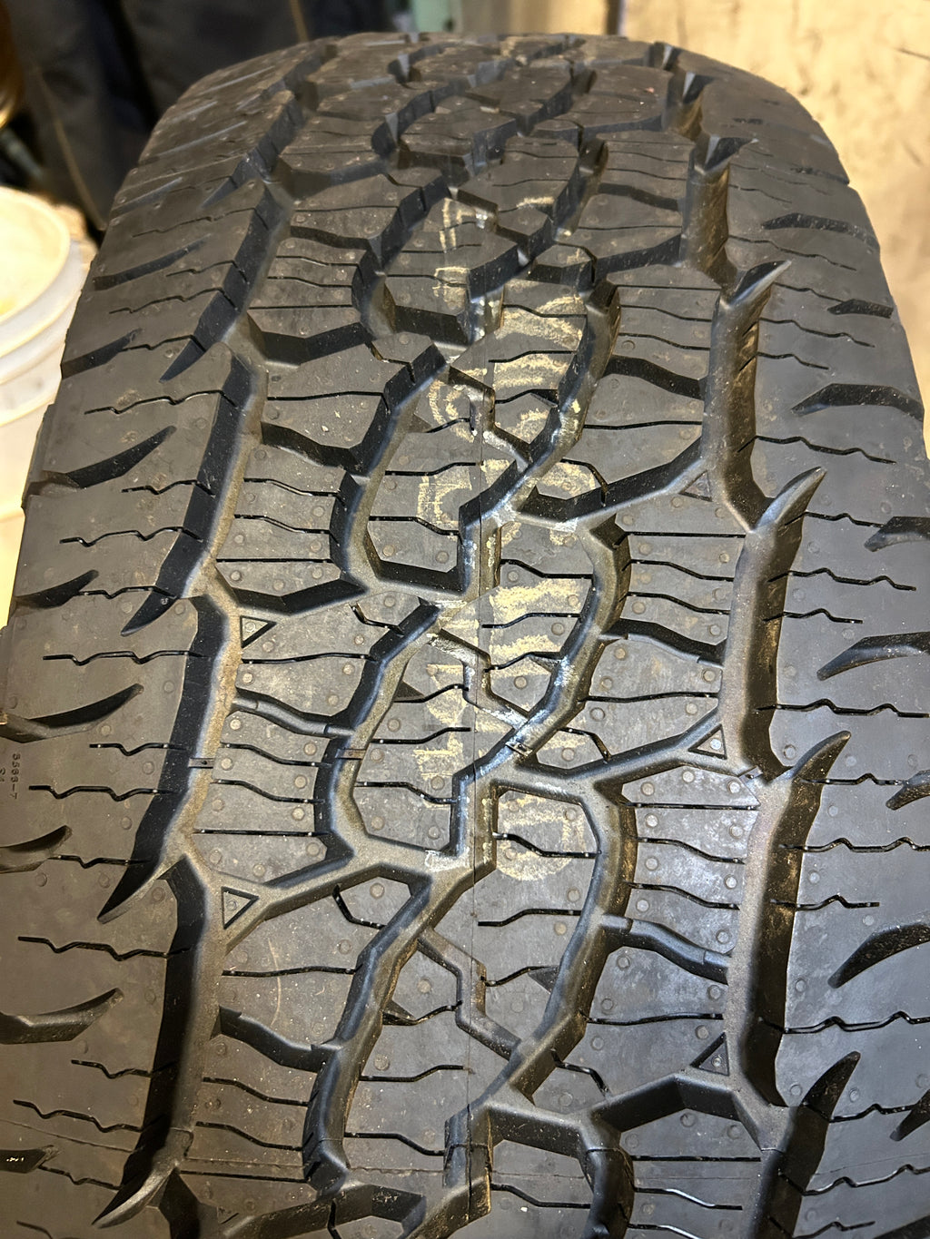 BFGOODRICH TRAIL-TERRAIN T/A PLUS OWL P 285 70 17 117T  ALL TERRAIN TIRE 43051