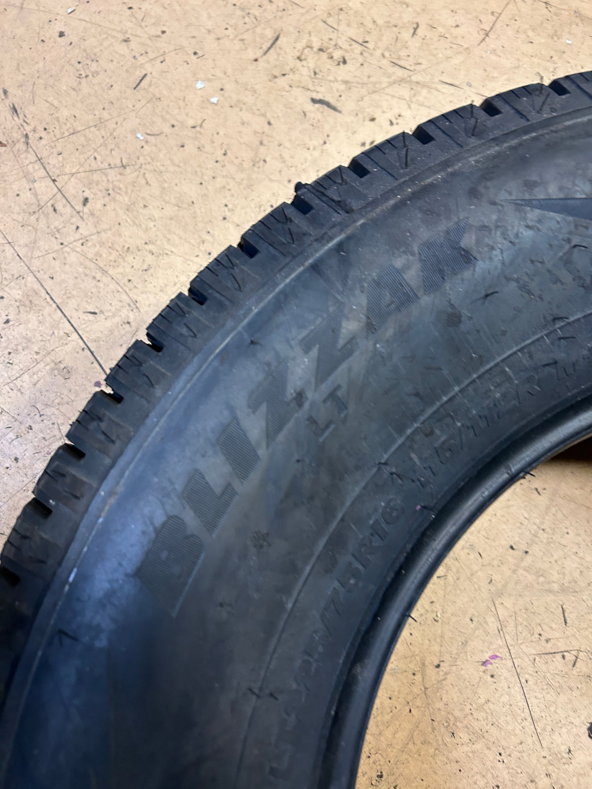 BRIDGESTONE BLIZZAK LT BSW LT 225 75 16 115/112R WINTER TIRE 000647