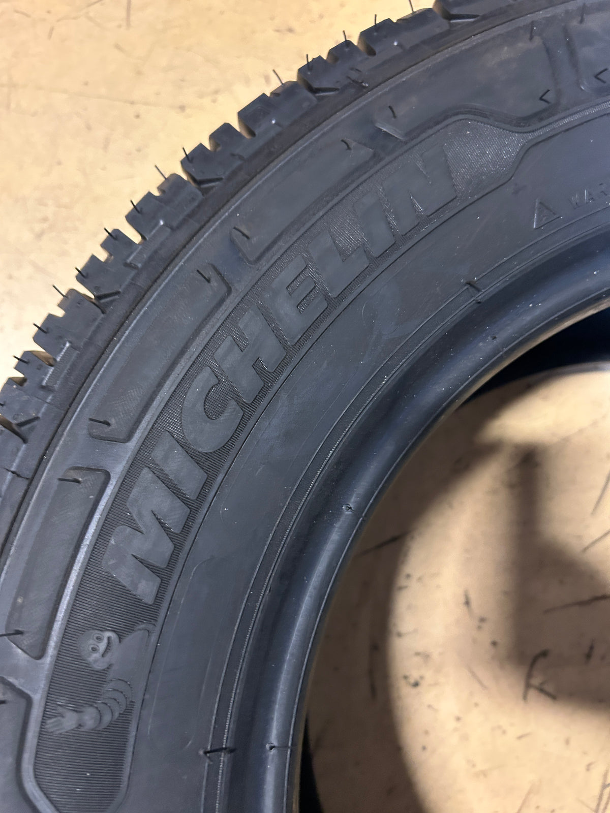 MICHELIN AGILIS CROSSCLIMATE 2 BSW P 235 65 16C 121/119R 10PLY VAN TIRE 27332
