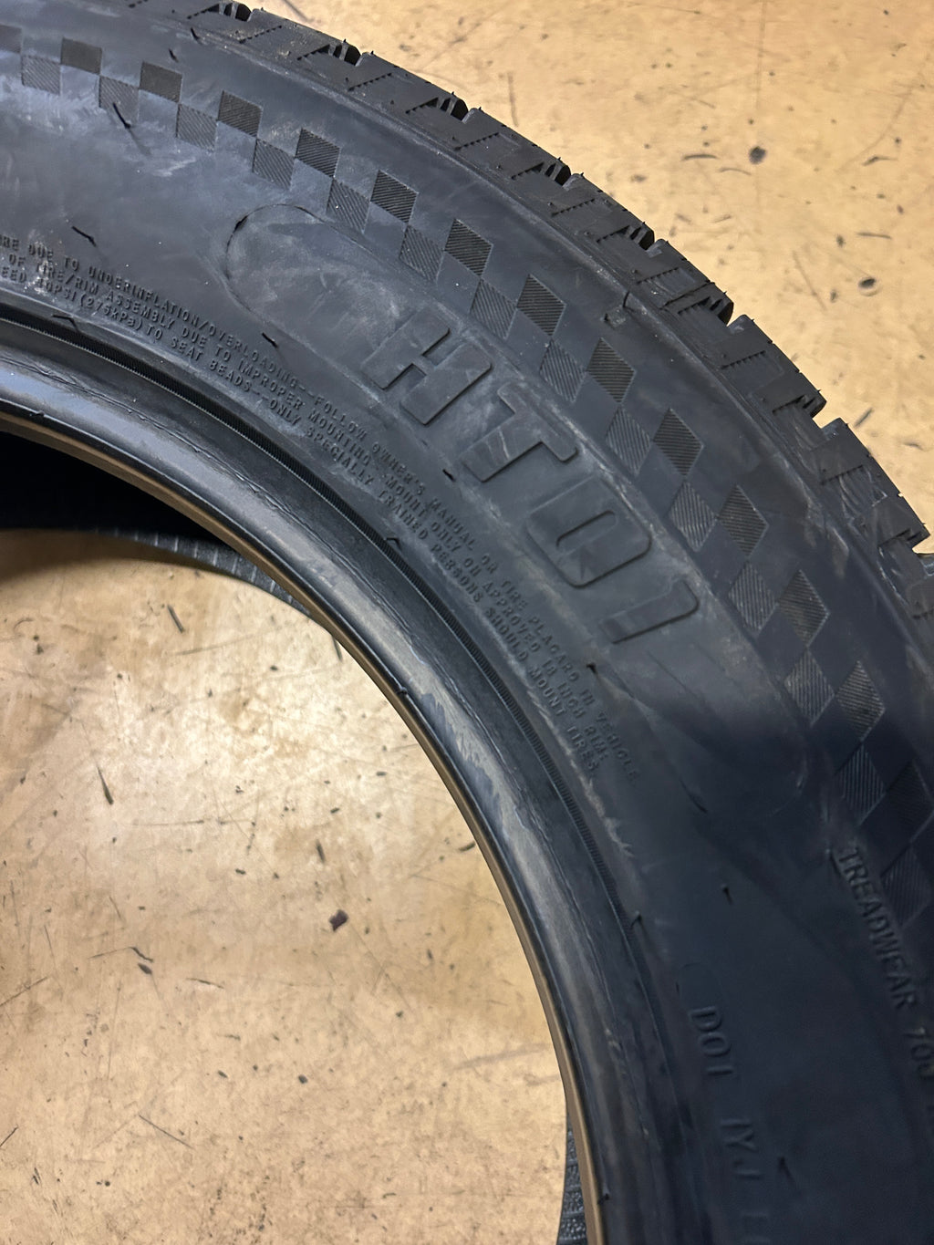 BLACKHAWK HISCEND-H HT01 BSW P 235 60 18 107V XL ALL SEASON TIRE 5545942V