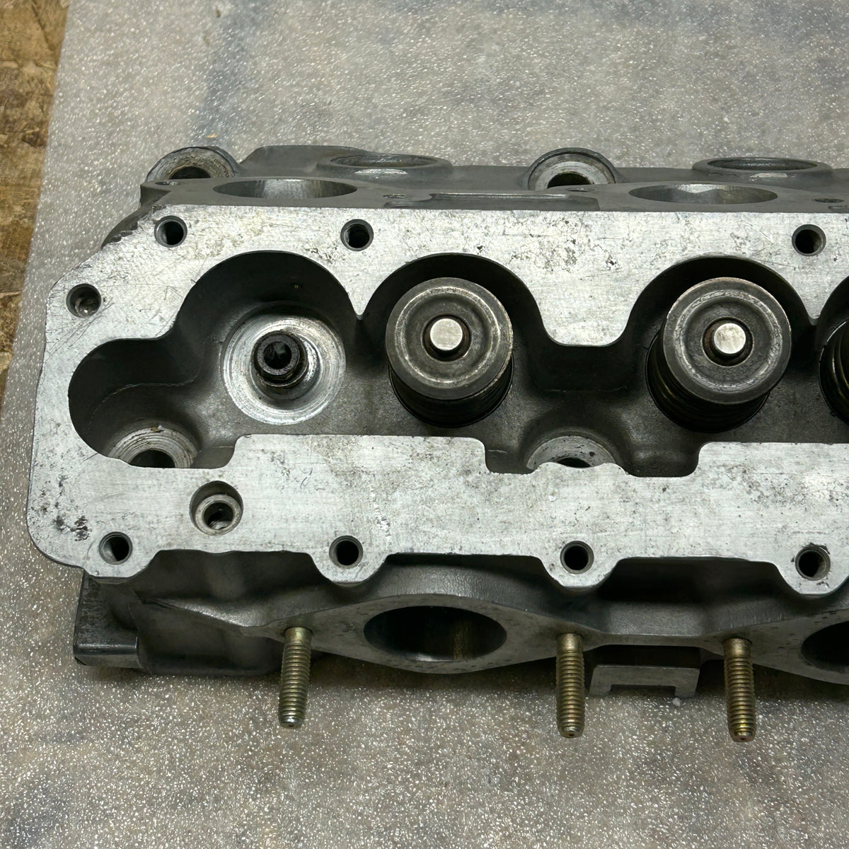 PORSCHE 928 S2 4.7L V8 CYLINDER HEAD MISSING PARTS 9281043483R