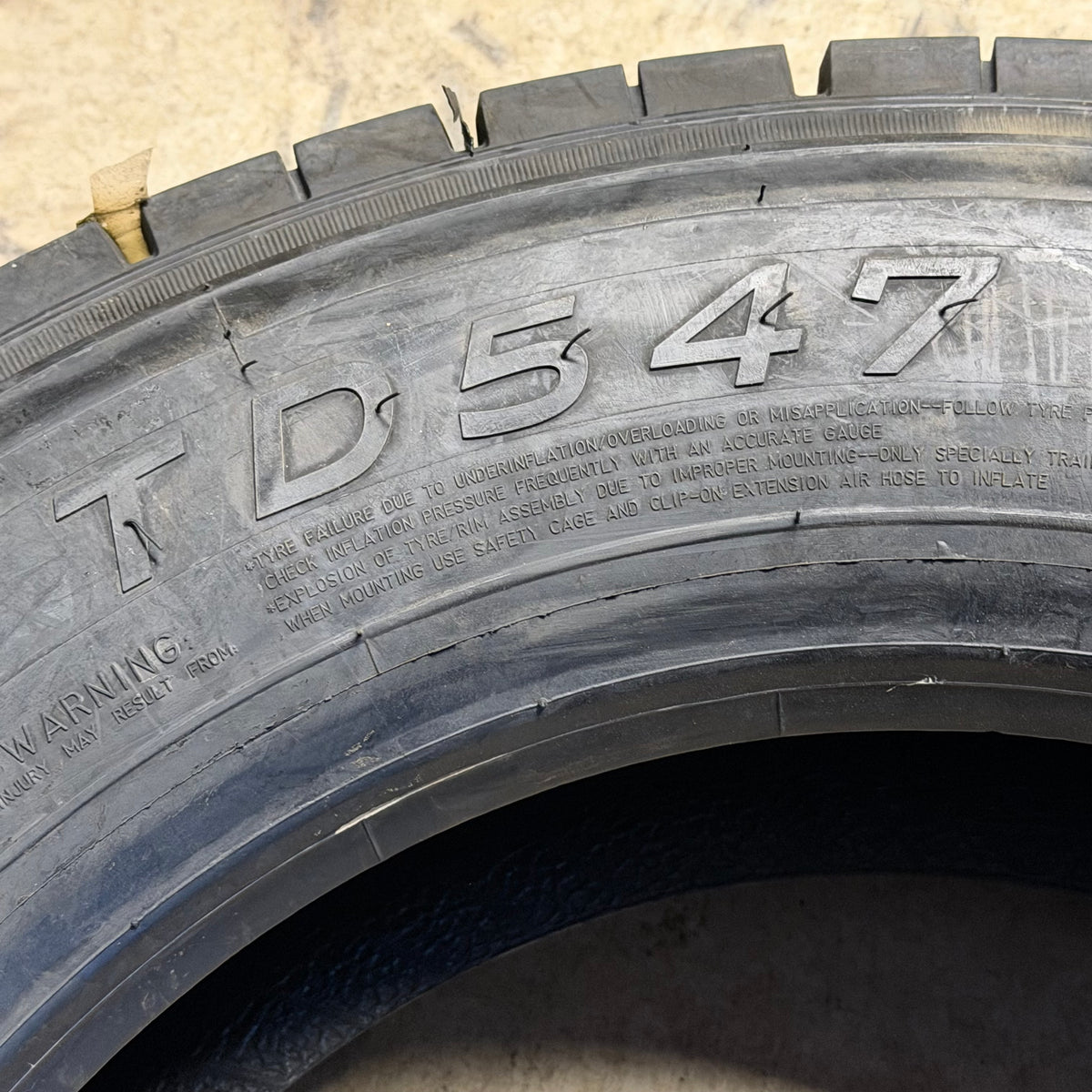 (FREIGHT) NOS TRAVELSTAR TD547 BSW  225 70 19.5 128/126M 14PLY LRG DRIVE TIRE LLTBR016