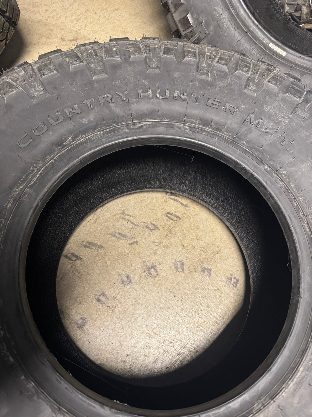 FURY COUNTRY HUNTER MT II BSW LT 37 13.5 17 131Q 10PLY MUD TERRAIN TIRE FCHII37135017A