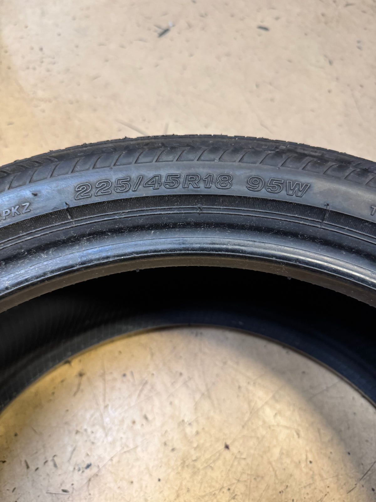 USED BRIDGESTONE DRIVEGUARD PLUS (RFT) BSW P 225 45 18 95W XL TIRE 006481