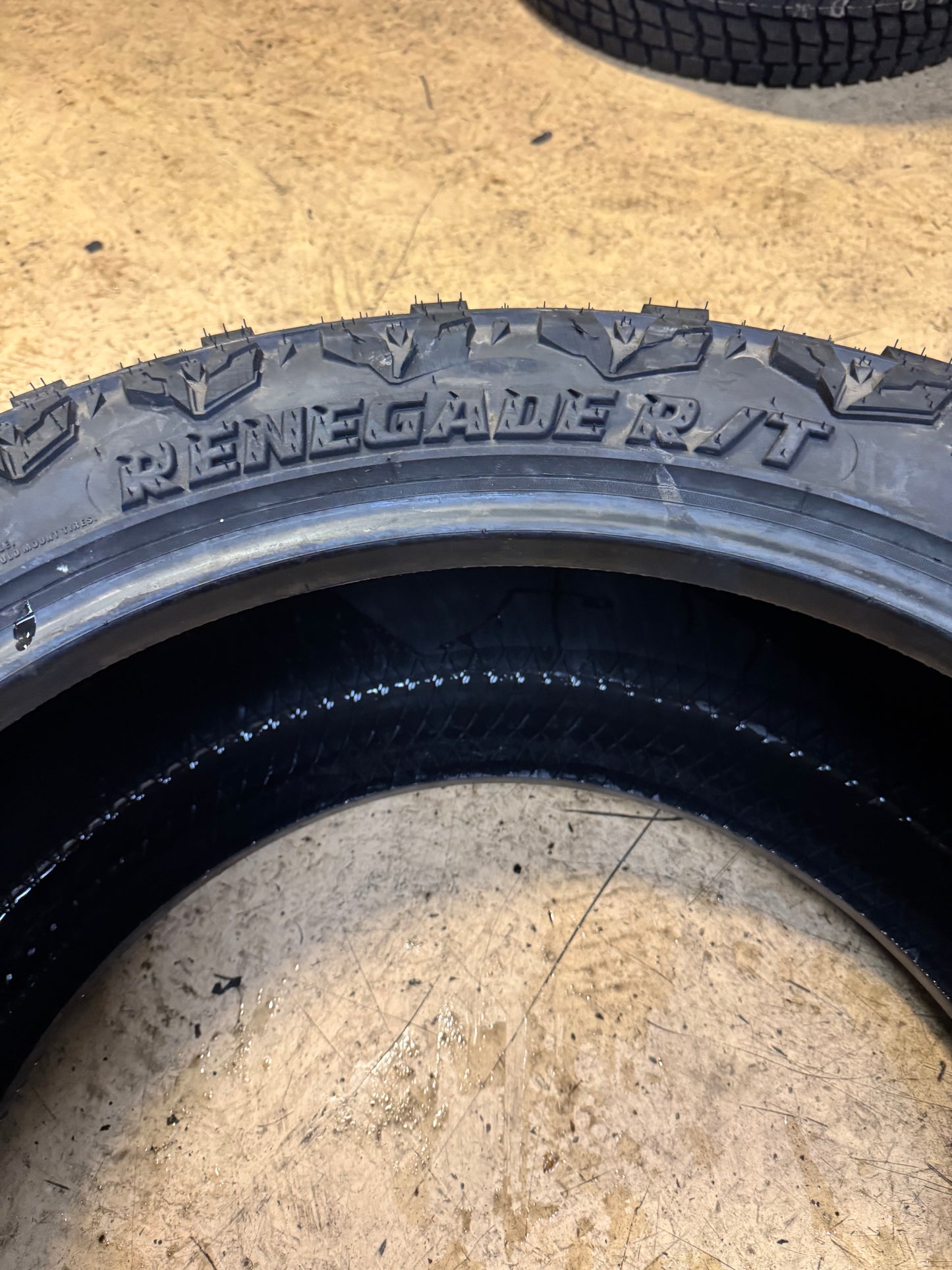RADAR RENEGADE R/T BSW LT 33 12.5 22 114Q 12PLY RUGGED TERRAIN TIRE RASYTH0101