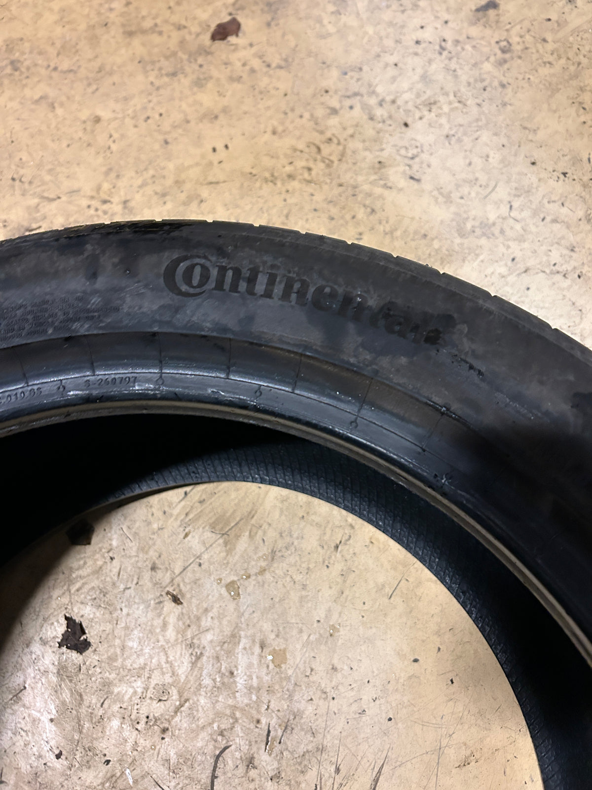 USED 7/32” CONTINENTAL EXTREME CONTACTSPORT 02 P 235 45 17 94W 03125000000