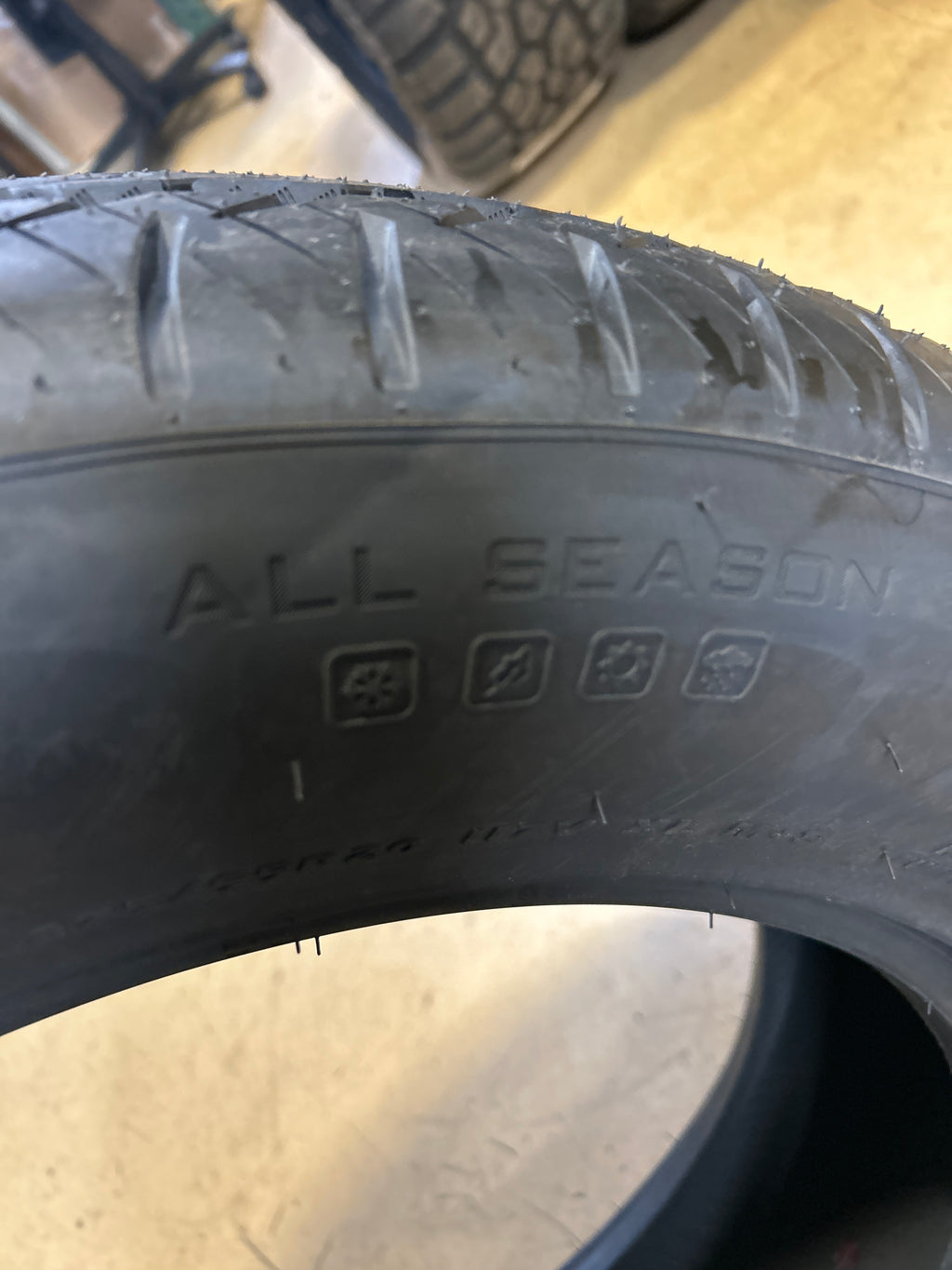 GLADIATOR XCOMP H/P AS1 BSW P275 55 20 117V XL ALL SEASON TIRE 1801000557