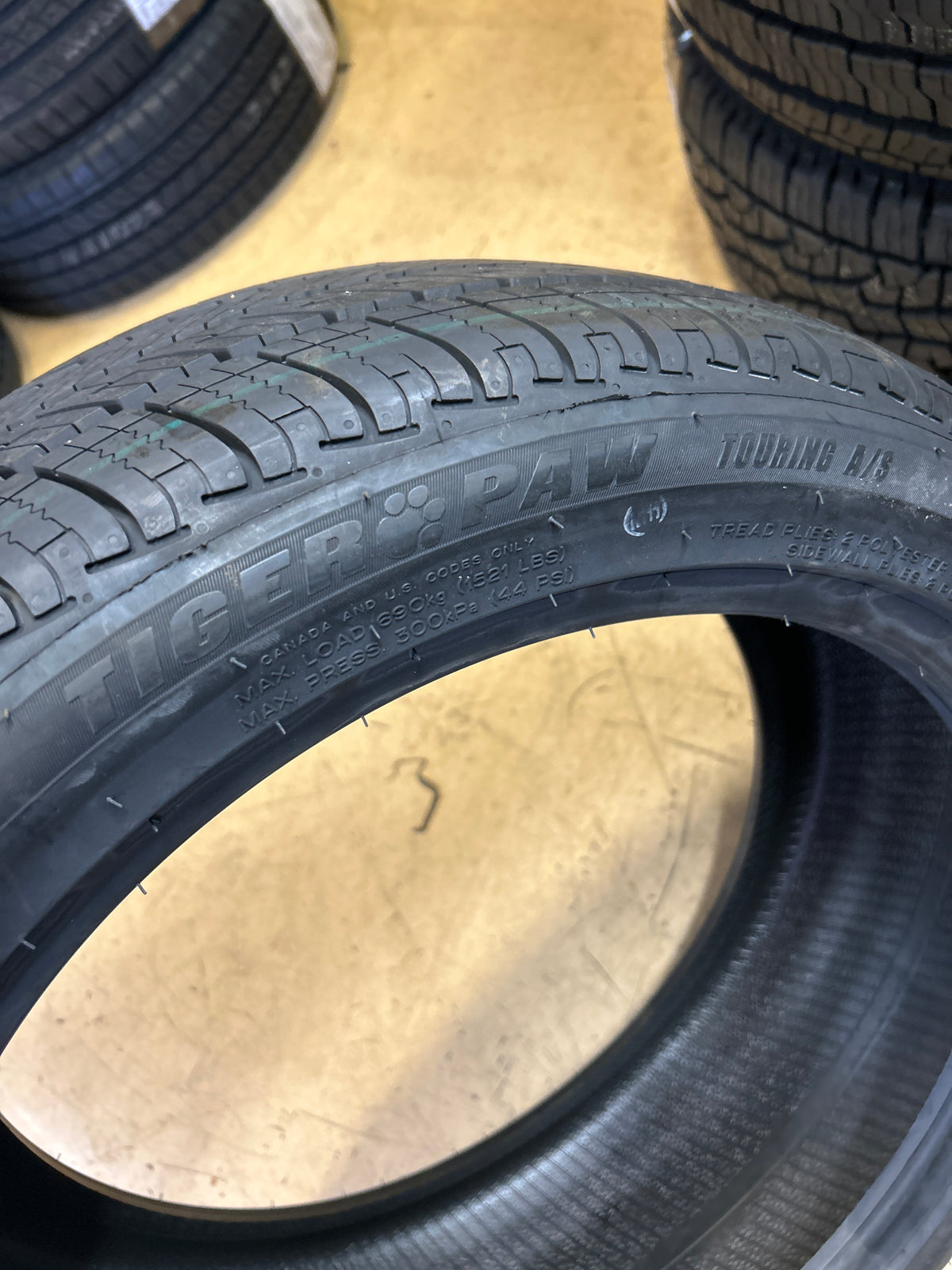 2 UNIROYAL TIGER PAW TOURING A/S BSW P 235 45 19 95V ALL SEASON TIRE 08507