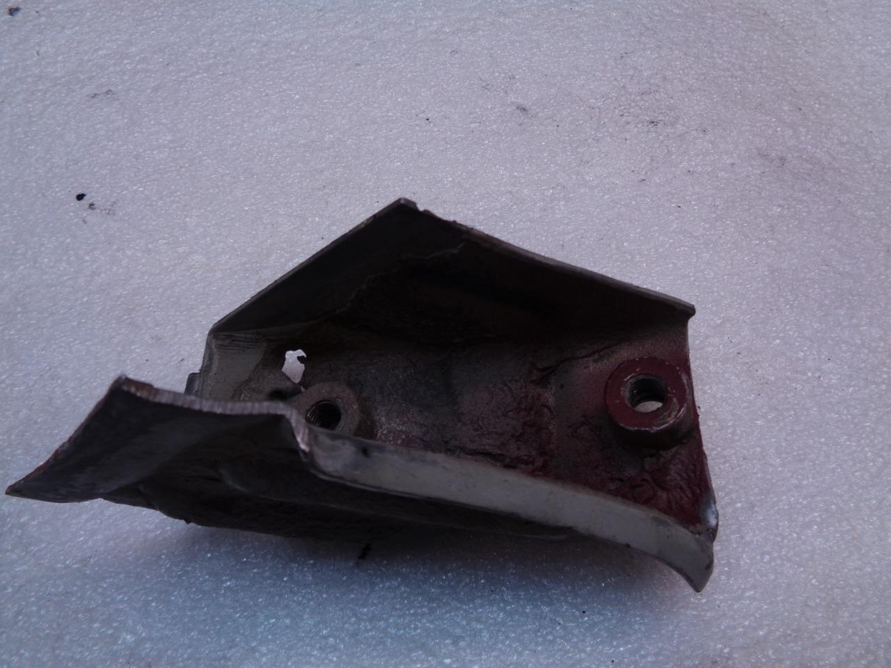 USED PORSCHE 928 FRONT SWAY BAR BRACKET R24T7