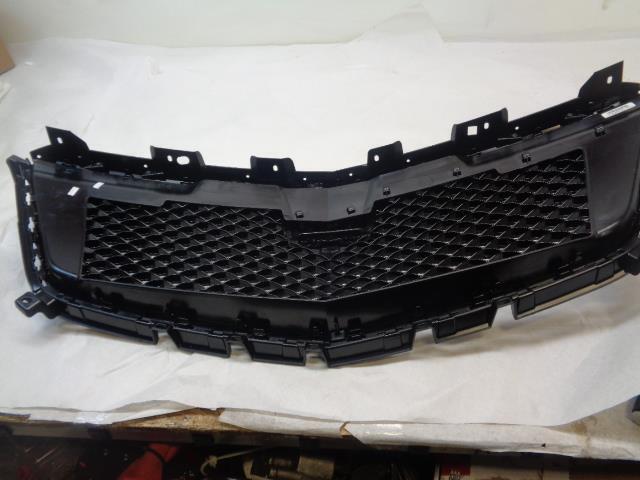 New Cadillac Grille in Midnight Silver (For vehicle w/o Surround vision) R32
