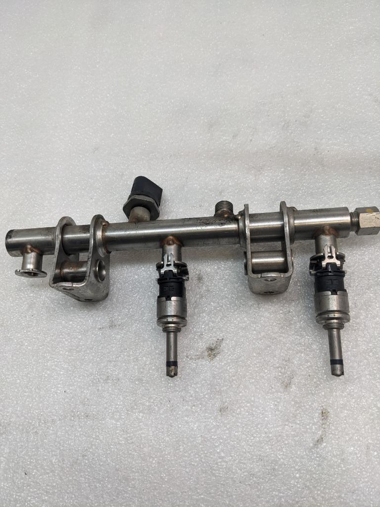 2014-18 PORSCHE MACAN PANAMERA LEFT FUEL RAIL W/INJECTORS 94611011800 USED R23