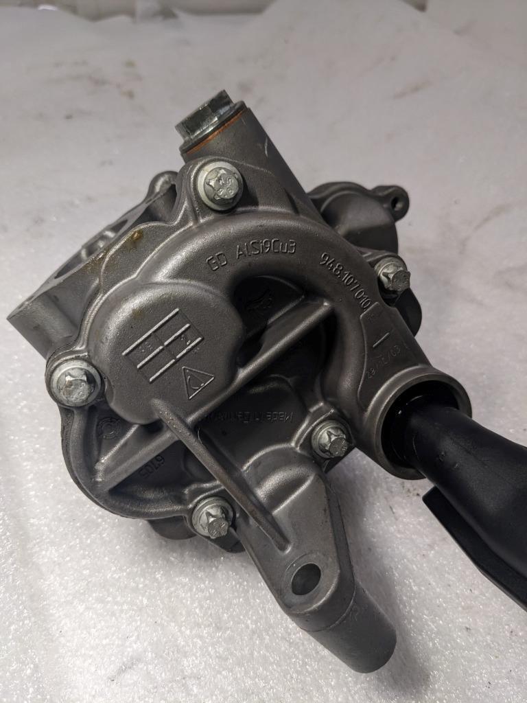 PORSCHE CAYENNE OIL PUMP WITH RESERVOIR 948107010 USED R24