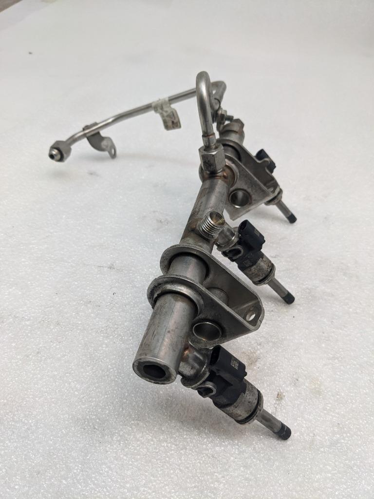 2014-18 PORSCHE MACAN PANAMERA RIGHT FUEL RAIL W/INJECTORS 94611011700 USED R23