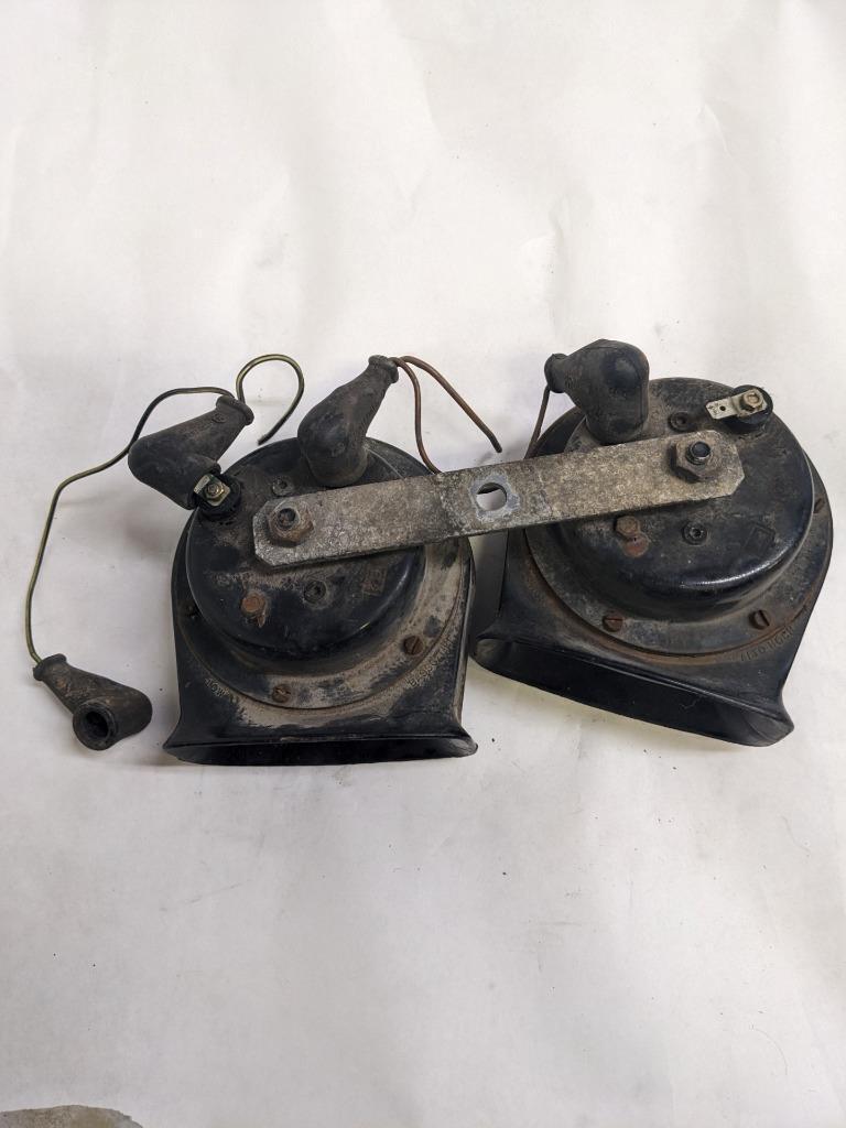PORSCHE 84-91 944 LOW PITCH TONE ELECTRIC HORN SIREN MIXO TR129 PAIR USED R21