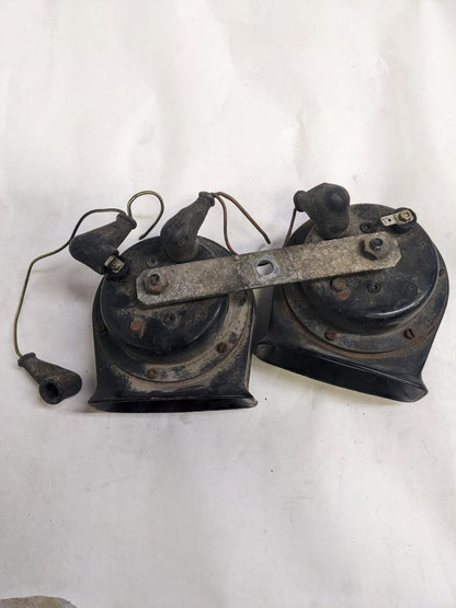 PORSCHE 84-91 944 LOW PITCH TONE ELECTRIC HORN SIREN MIXO TR129 PAIR USED R21