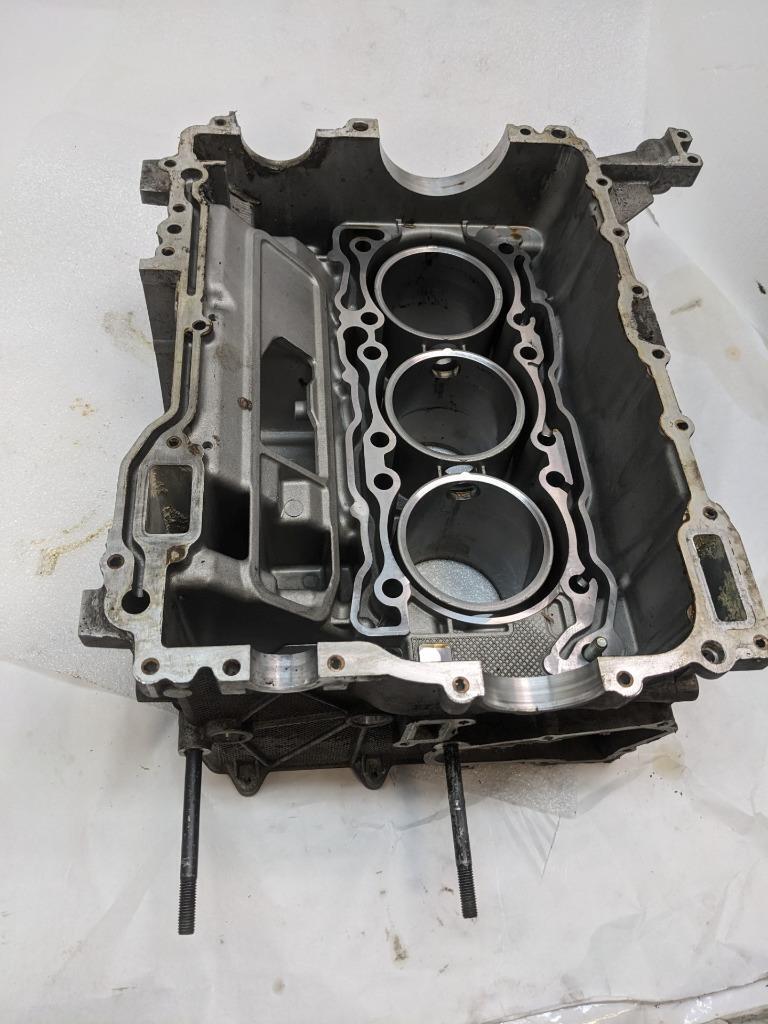 PORSCHE 911/996 RIGHT SIDE ENGINE BLOCK 9961011460R USED B2