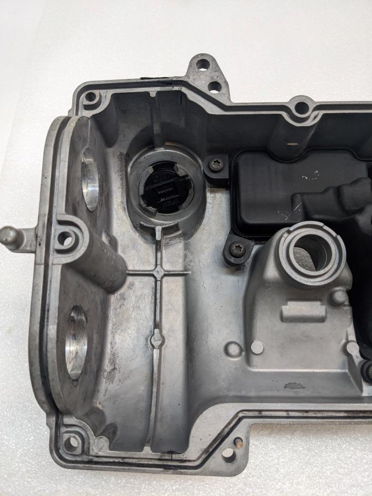 PORSCHE CAYENNE 15-18 RIGHT ENGINE VALVE CYLINDER HEAD COVER 94610513545 R24