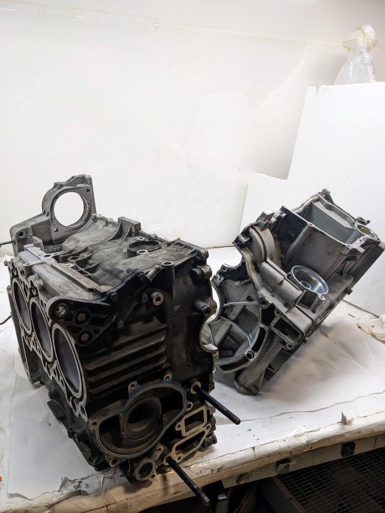 PORSCHE 911/996 3.4L RIGHT AND LEFT SIDE ENGINE BLOCK 9961011510R USED 996BGL2