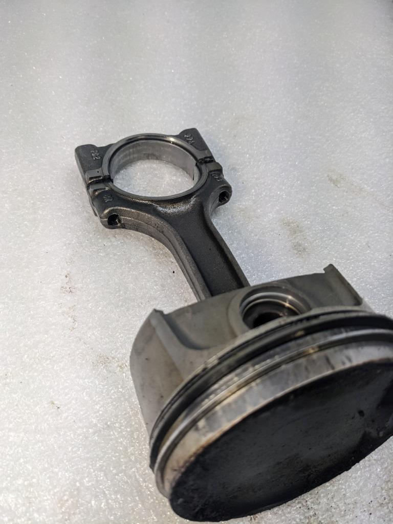 PORSCHE 986 BOXSTER 2.7L PISTON W/CONNECTING ROD #4 9961031028R USED 996GL2T1