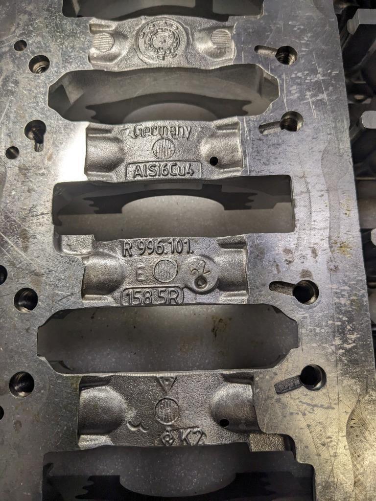 PORSCHE 911 996 BOXSTER ENGINE CRANKCASE HOUSING 9961011575R 996B.G.L.