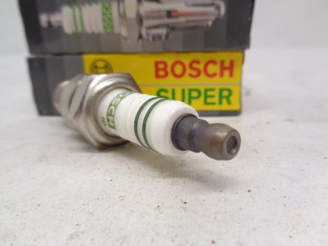 BRAND NEW BOSCH SUPER SPARK PLUG DODGE 8 PACK 7522 R13T3