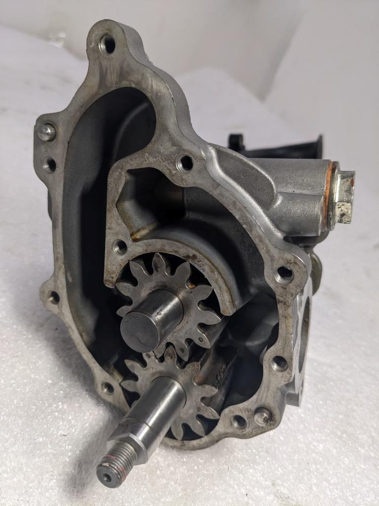 PORSCHE CAYENNE OIL PUMP WITH RESERVOIR 948107010 USED R24