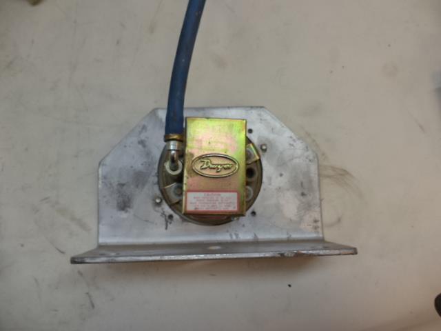 NEW DWYER 1900 SERIES DIFFERENTAIL PRESSURE SWITCH 1910-1 R4TA