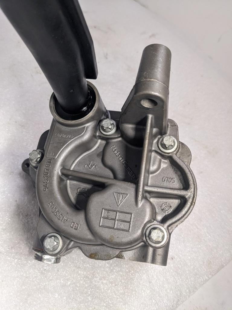 PORSCHE CAYENNE OIL PUMP WITH RESERVOIR 948107010 USED R24