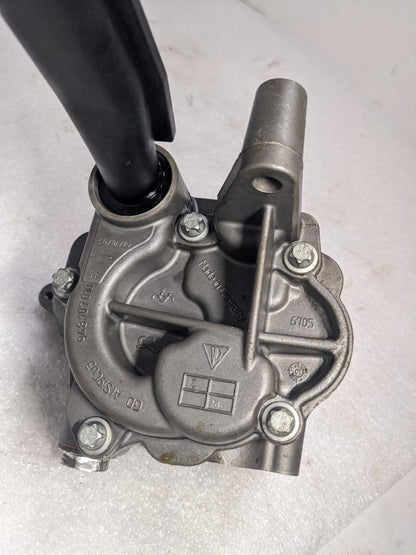 PORSCHE CAYENNE OIL PUMP WITH RESERVOIR 948107010 USED R24