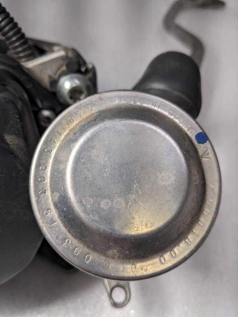 PORSCHE BOXSTER CAYMAN ENGINE AIR INJECTION PUMP/BRACKET 9971131371R USED 996B.G