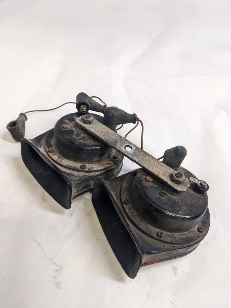 PORSCHE 84-91 944 LOW PITCH TONE ELECTRIC HORN SIREN MIXO TR129 PAIR USED R21