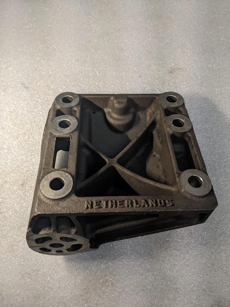 PORSCHE CAYENNE ENGINE HOLDER RIGHT 9481152012R USED R25