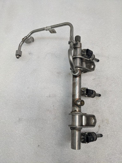 2014-18 PORSCHE MACAN PANAMERA RIGHT FUEL RAIL W/INJECTORS 94611011700 USED R23