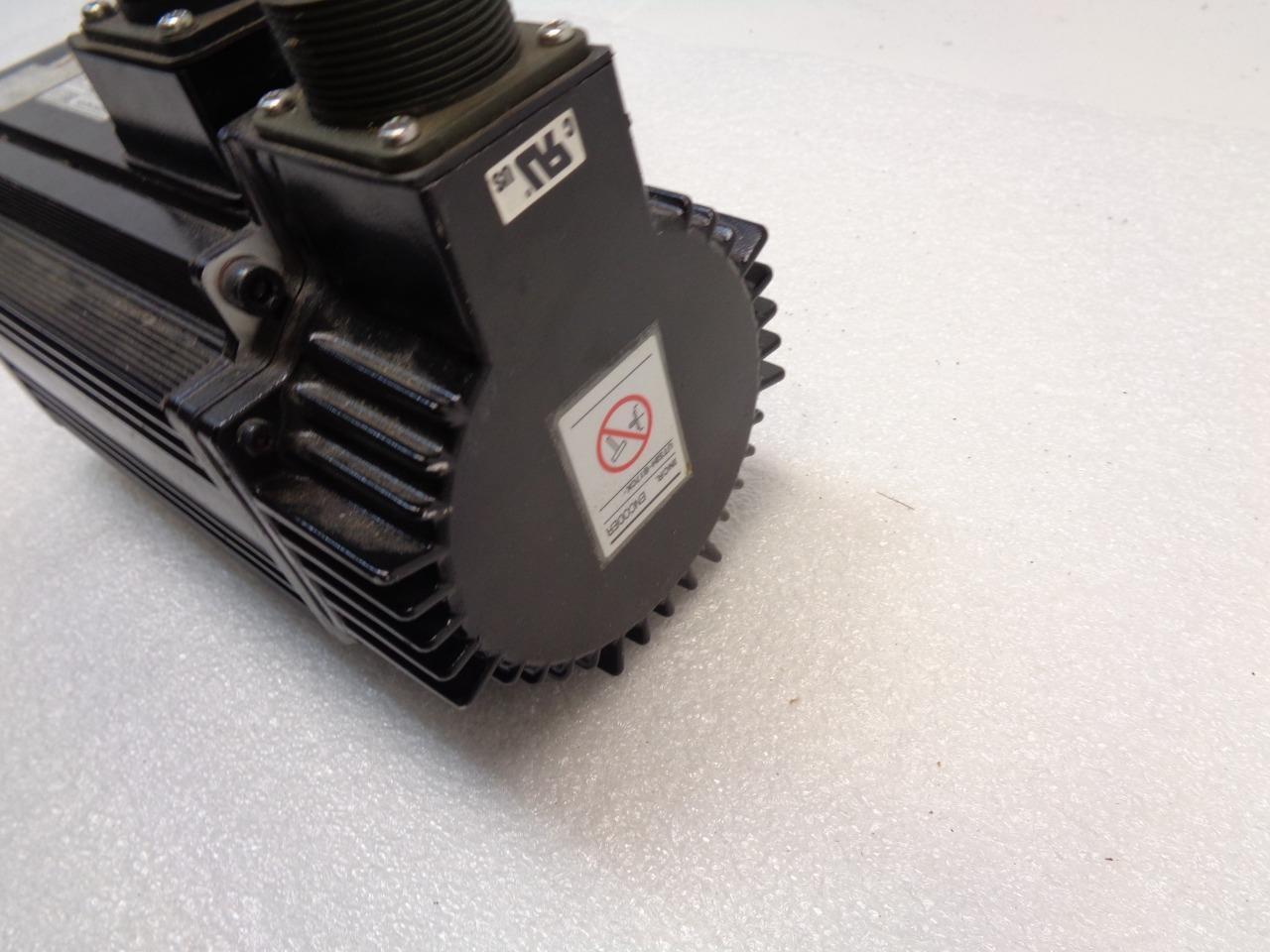 NEW YASKAWA AC SERVO MOTOR 3000RPM SGMSH-20ACA61 2.0KW SR