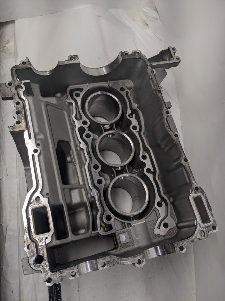 PORSCHE RIGHT/LEFT BARE ENGINE CASE FOR 97-04 BOXSTER 2.7L USED 996BGL2