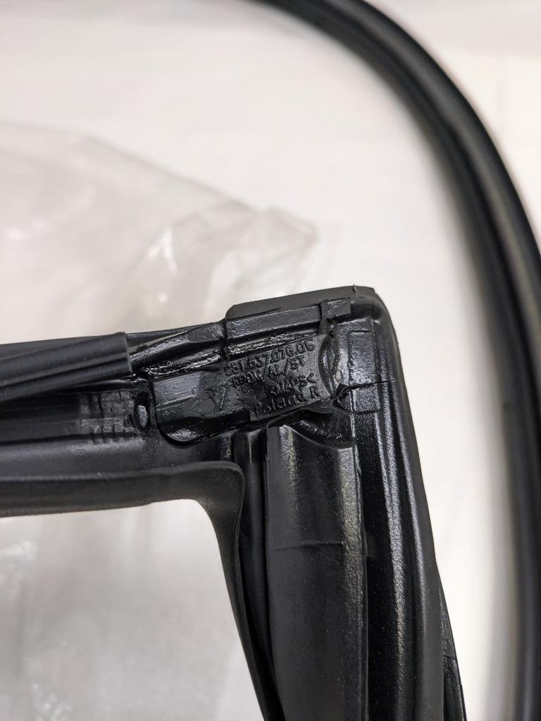 PORSCHE 98153707606 RIGHT DOOR SEAL FOR 14-16 CAYMAN/17-21 718 CAYMAN NEW PGB2