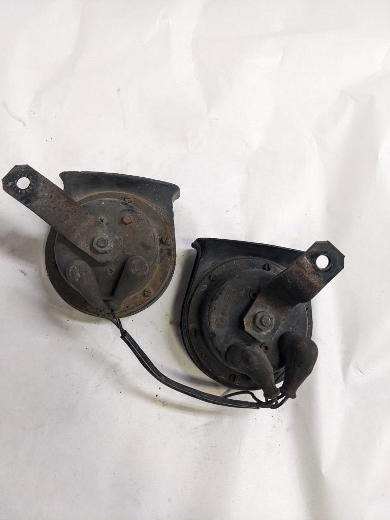 PORSCHE 84-91 944 LOW PITCH TONE ELECTRIC HORN SIREN MIXO TR129 PAIR #2 USED R21