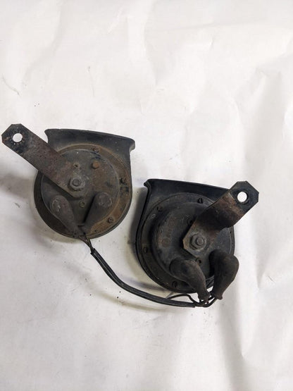 PORSCHE 84-91 944 LOW PITCH TONE ELECTRIC HORN SIREN MIXO TR129 PAIR #2 USED R21