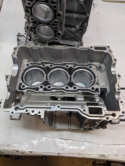 PORSCHE 911/996 3.4L RIGHT AND LEFT SIDE ENGINE BLOCK 9961011510R USED 996BGL2