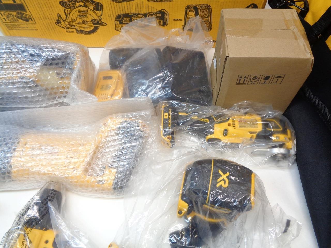 DEWALT 20V MAX CORDLESS 7 TOOL KIT 2 BATTERY w/ CHARGER DCK771D1M1 BSR35