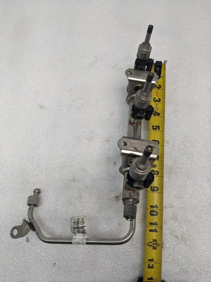 2014-18 PORSCHE MACAN PANAMERA RIGHT FUEL RAIL W/INJECTORS 94611011700 USED R23