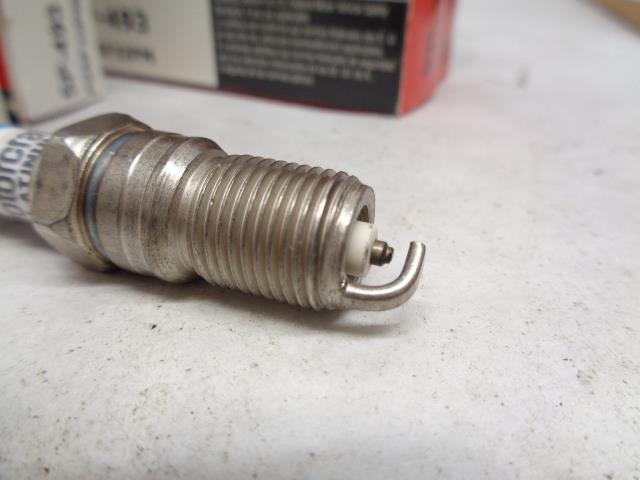NEW MOTORCRAFT PLATINUM SPARK PLUG FOR CADILLAC 8 PACK SP-493 R13T1