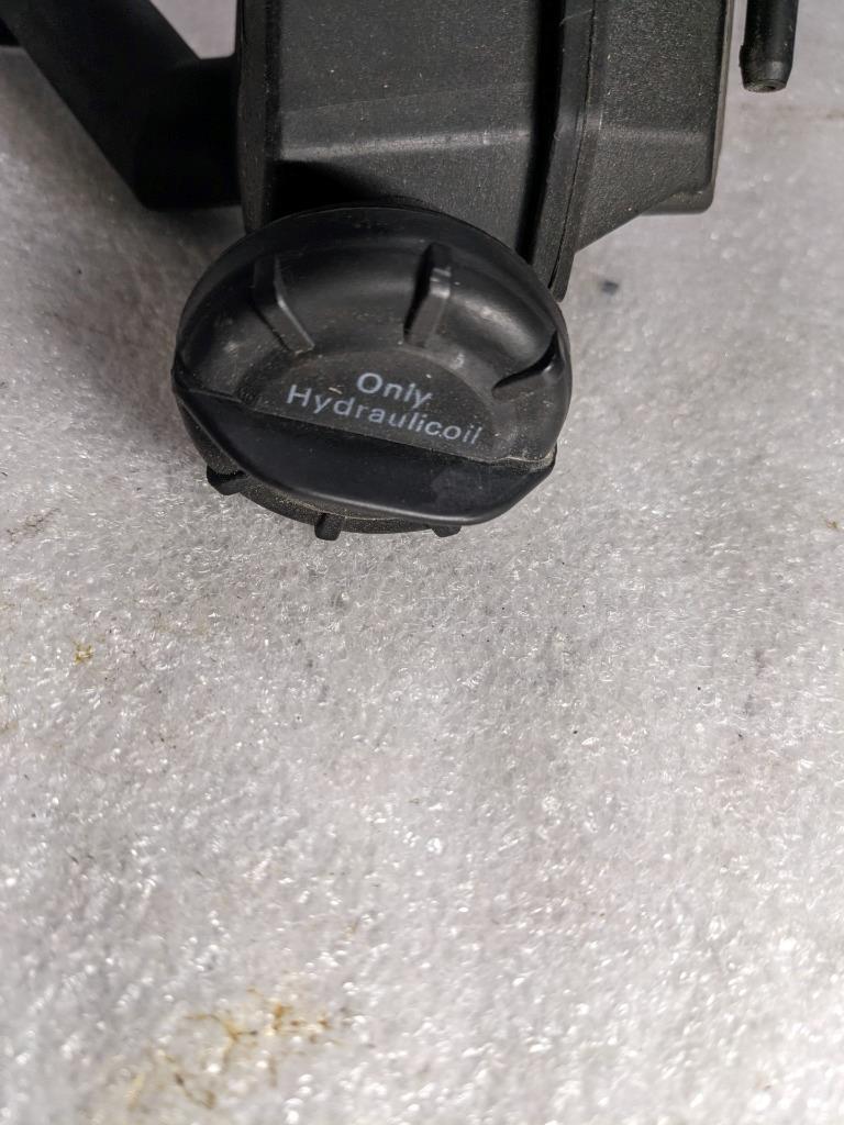 PORSCHE 911/996 POWER STEERING FLUID RESERVOIR TANK USED 996B.G.L.