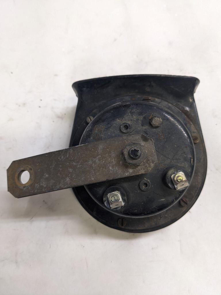 PORSCHE 84-91 944 LOW PITCH TONE ELECTRIC HORN SIREN MIXO TR129 #5 USED R21T2