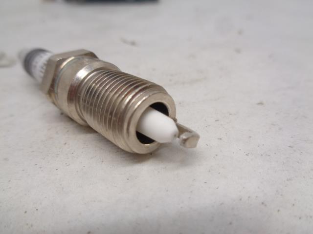 BRAND NEW BOSCH CHEVY GMC PONTIAC PLATINUM SPARK PLUG 4 PACK 6213 R13T3