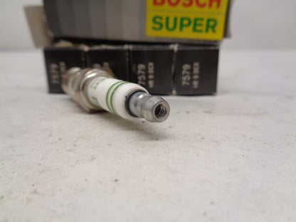 BRAND NEW BOSCH CHEVY GMC SUPER SPARK PLUG 9-PACK 7579 R13T3