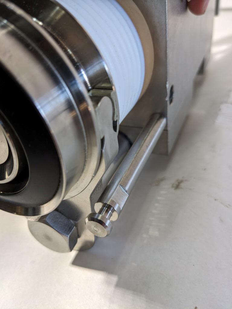 KHS PNEUMATIC CYLINDER 65175533S001 W/ APACHE 3800 CASE 8.39 X 5.6 X 3.25" R35